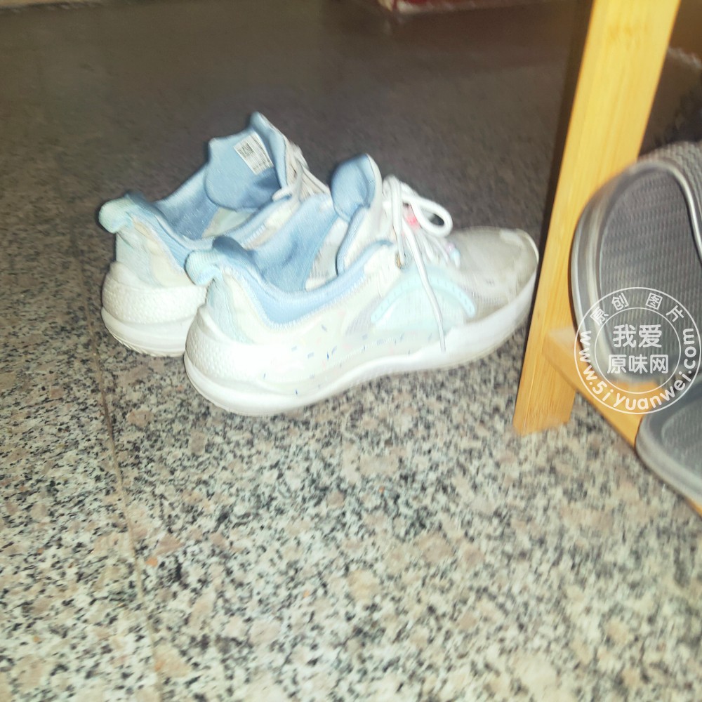 继续扫楼,碰到喜欢的先闻鞋味,在鞋底和鞋全 tian 一遍 - 原味鞋子 - 原味秀