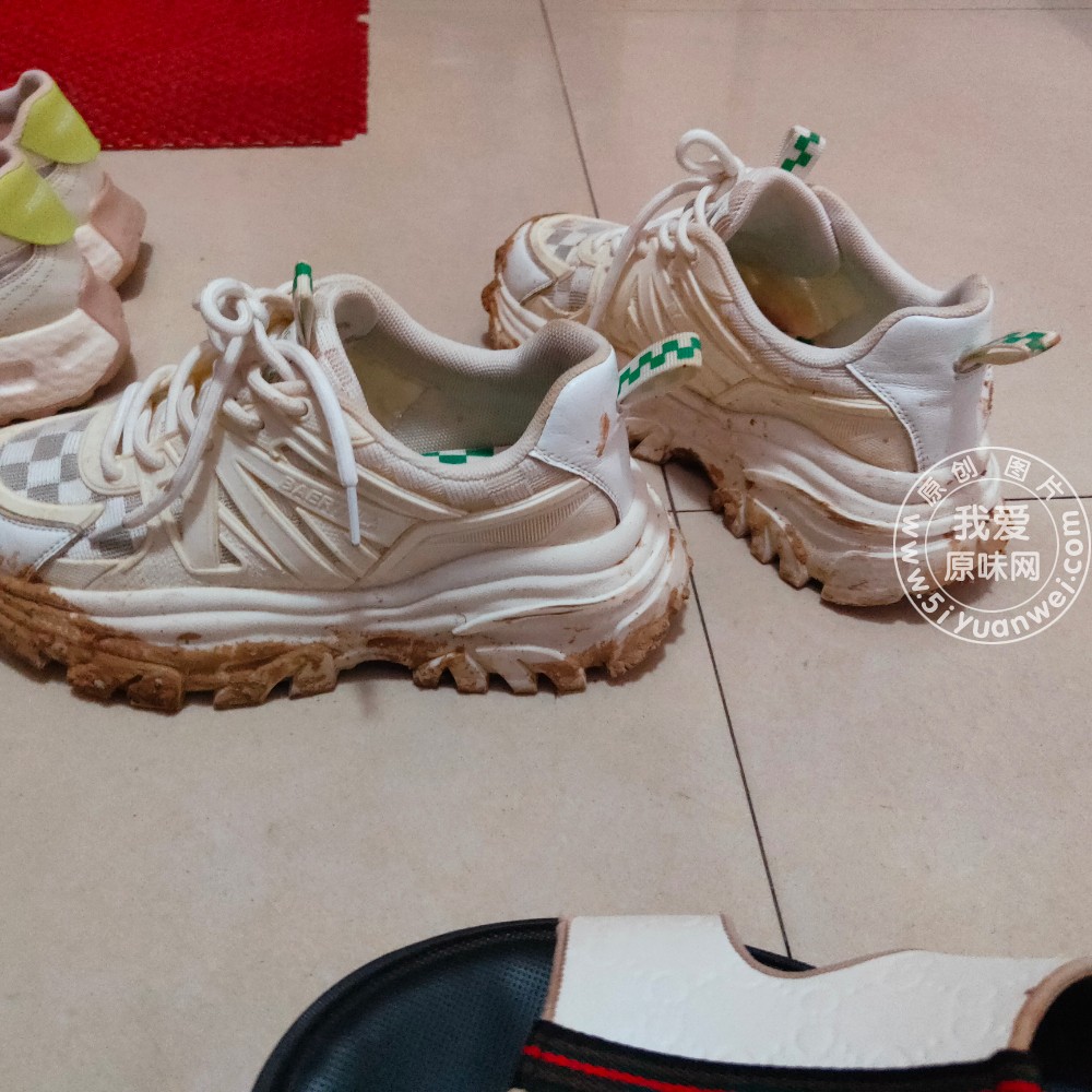 继续扫楼,碰到喜欢的先闻鞋味,在鞋底和鞋全 tian 一遍 - 原味鞋子 - 原味秀